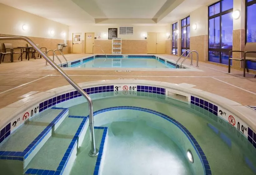 Отель Hampton Inn Fairmont