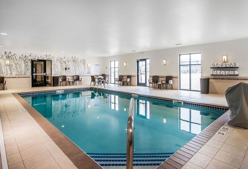 בית מלון כפרי Sleep Inn & Suites Grand Forks Near Alerus Center