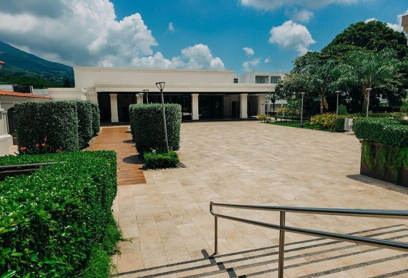 Plaza Hotel And Suites