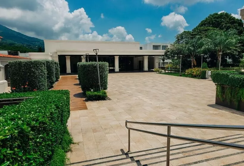 Plaza Hotel And Suites