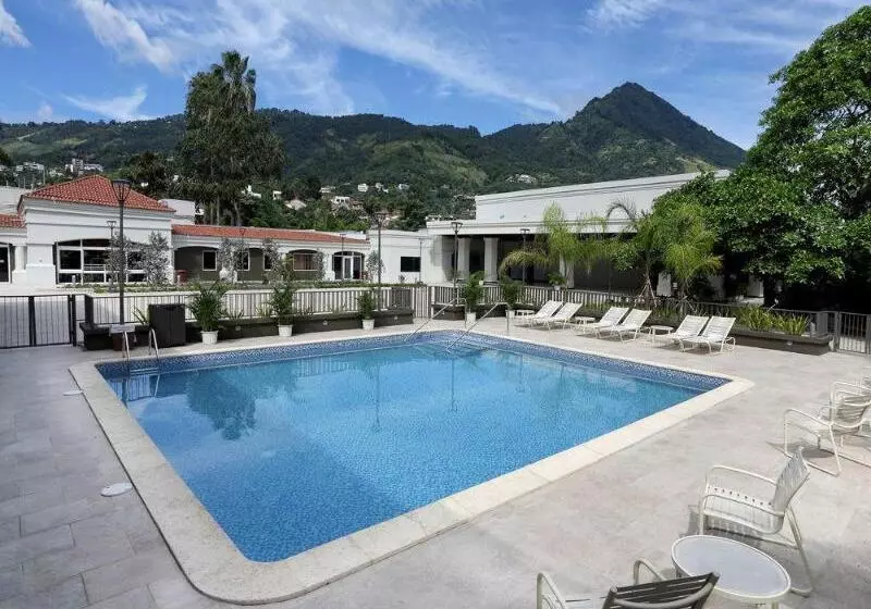 Plaza Hotel And Suites