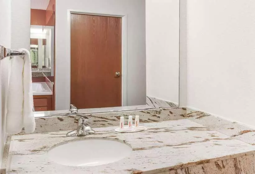 호텔 Days Inn & Suites By Wyndham New Iberia