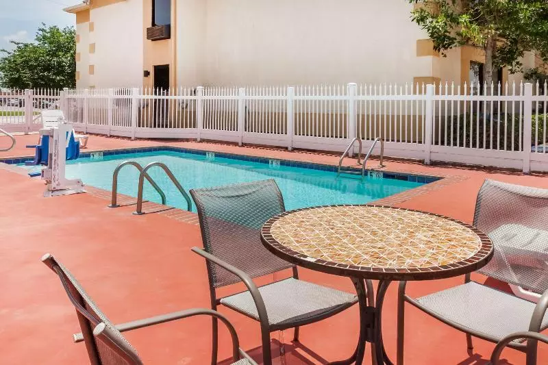 호텔 Days Inn & Suites By Wyndham New Iberia