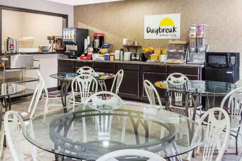 호텔 Days Inn & Suites By Wyndham New Iberia