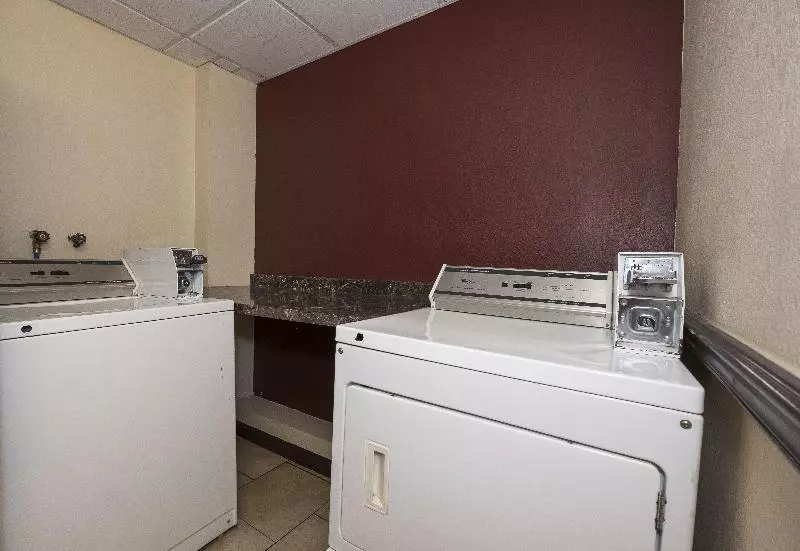 בית מלון כפרי Red Roof Inn Plus+ Poughkeepsie