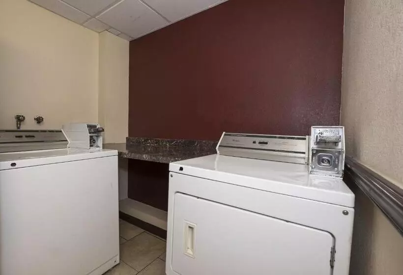 בית מלון כפרי Red Roof Inn Plus+ Poughkeepsie