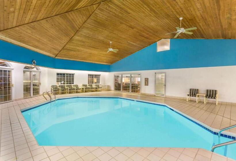 בית מלון כפרי Super 8 By Wyndham Reedsburg