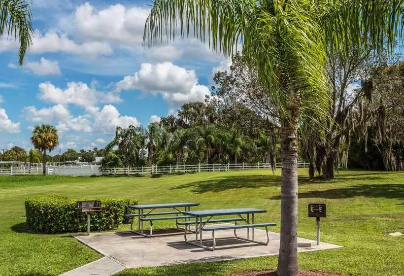 호텔 Travelodge Suites By Wyndham Lake Okeechobee