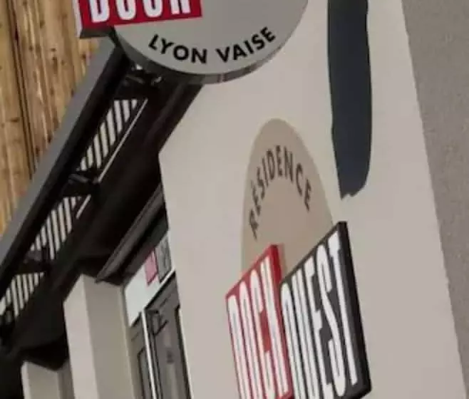 Отель Adonis Lyon Dock Ouest