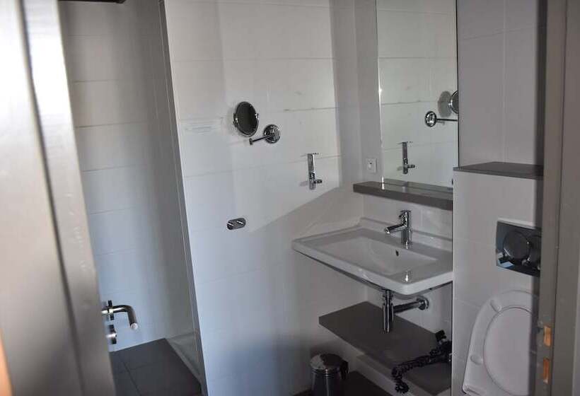 Hotel Adonis Lyon Dock Ouest