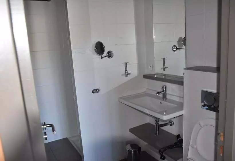 Отель Adonis Lyon Dock Ouest