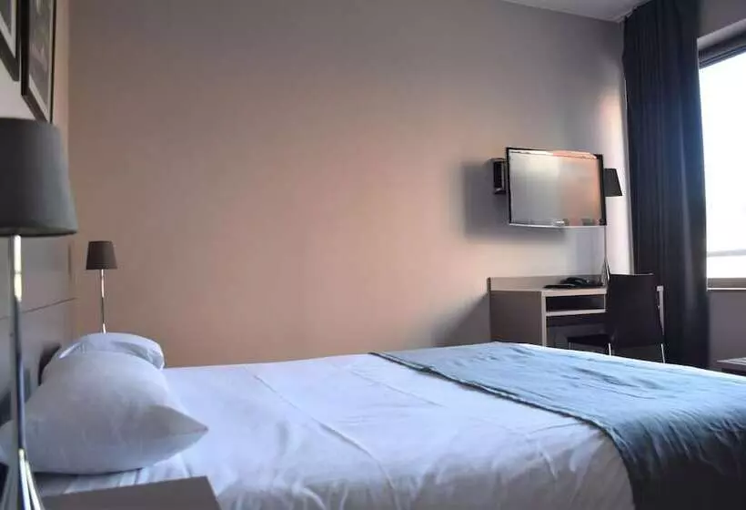 Отель Adonis Lyon Dock Ouest