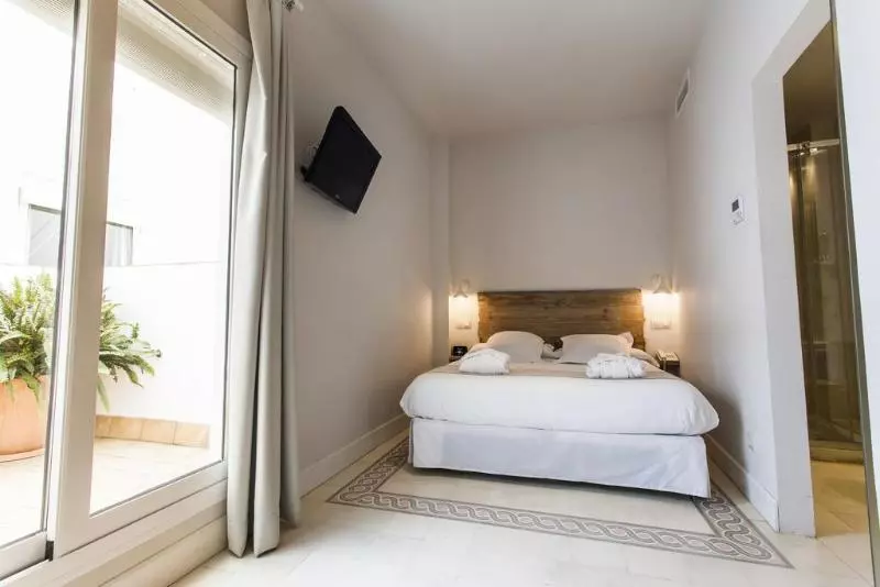 هتل Boutique Elvira Plaza