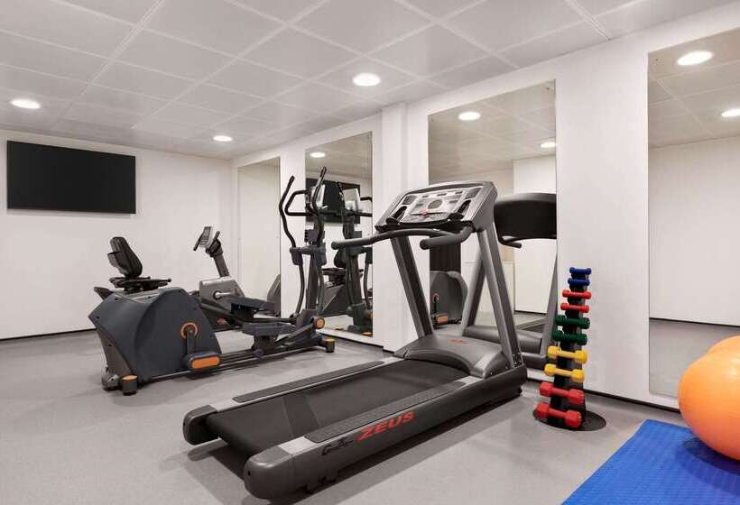 בית מלון כפרי Ramada By Wyndham Cobham