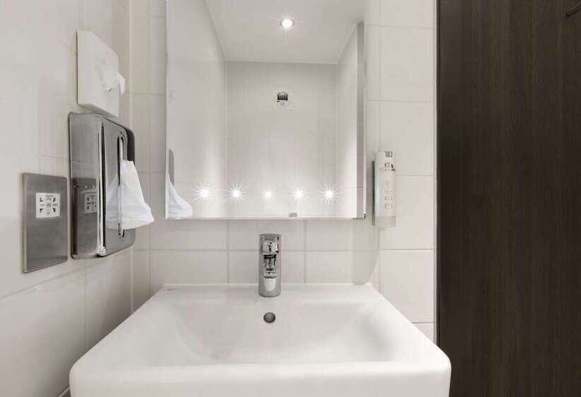 בית מלון כפרי Ramada By Wyndham Cobham