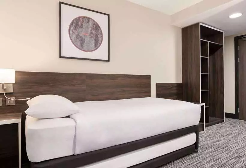 酒店 Ramada By Wyndham Cobham