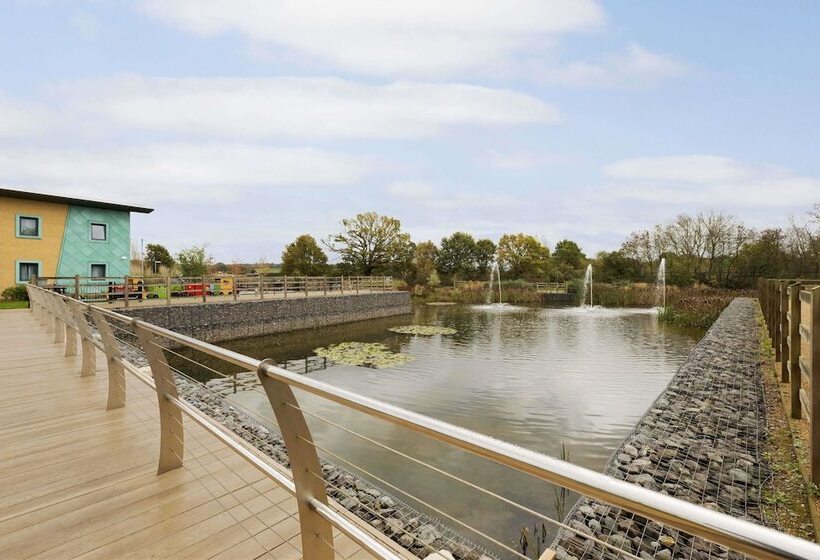 בית מלון כפרי Ramada By Wyndham Cobham