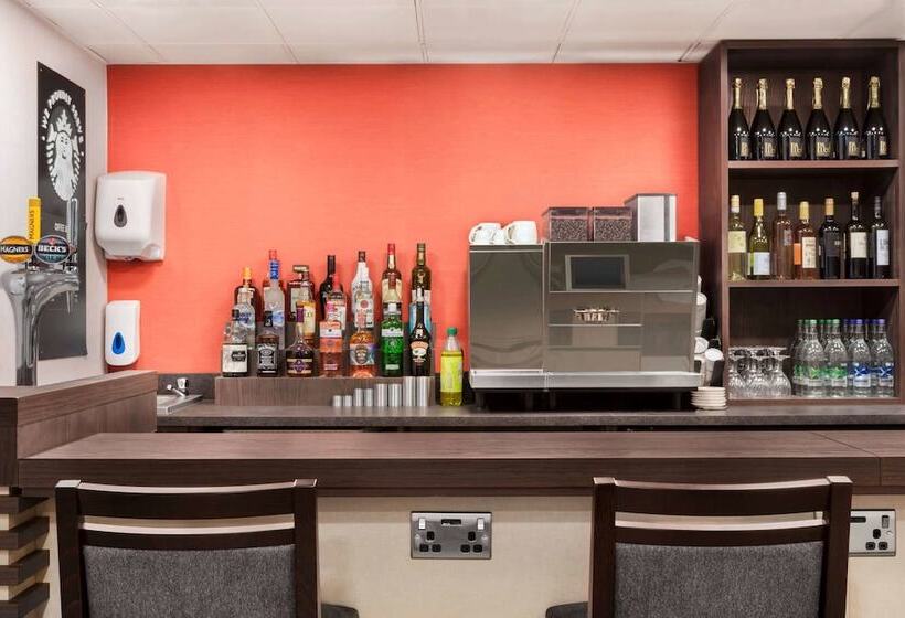 בית מלון כפרי Ramada By Wyndham Cobham