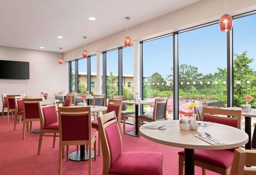 בית מלון כפרי Ramada By Wyndham Cobham