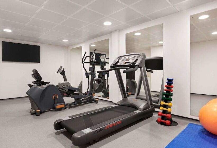 בית מלון כפרי Ramada By Wyndham Cobham