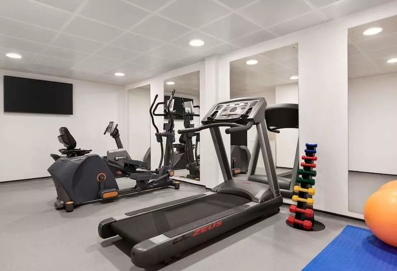 酒店 Ramada By Wyndham Cobham