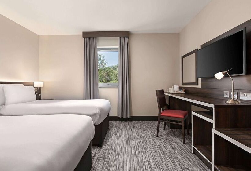 בית מלון כפרי Ramada By Wyndham Cobham