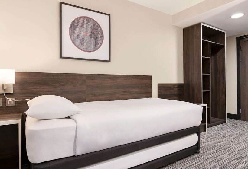 בית מלון כפרי Ramada By Wyndham Cobham