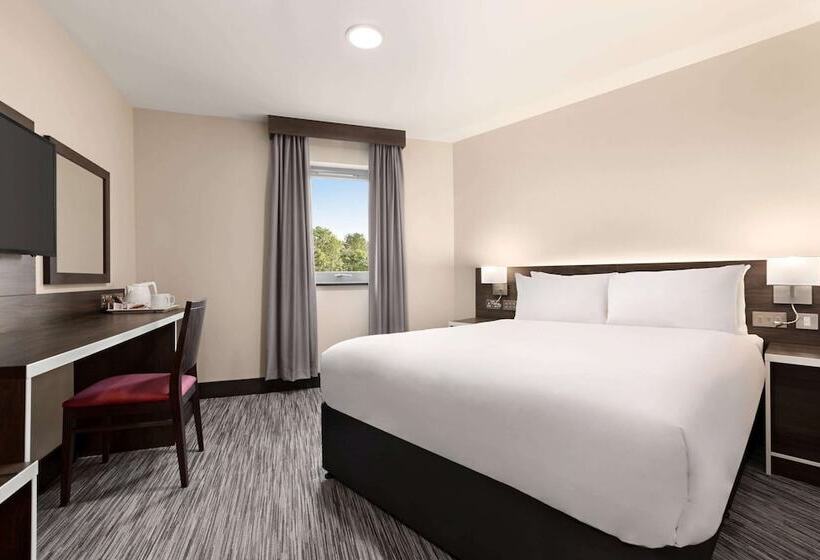 בית מלון כפרי Ramada By Wyndham Cobham