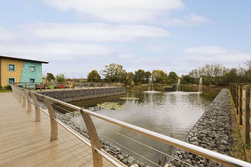 בית מלון כפרי Ramada By Wyndham Cobham