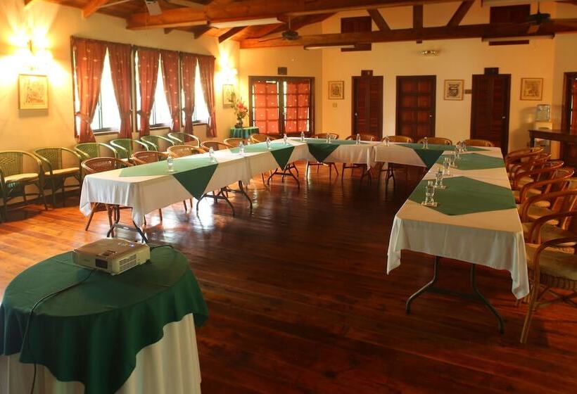 هتل The Lodge At Pico Bonito