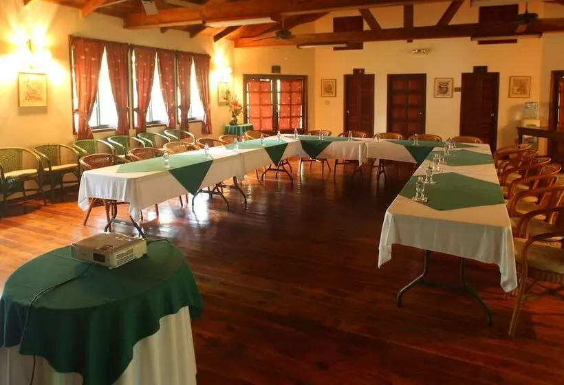 هتل The Lodge At Pico Bonito