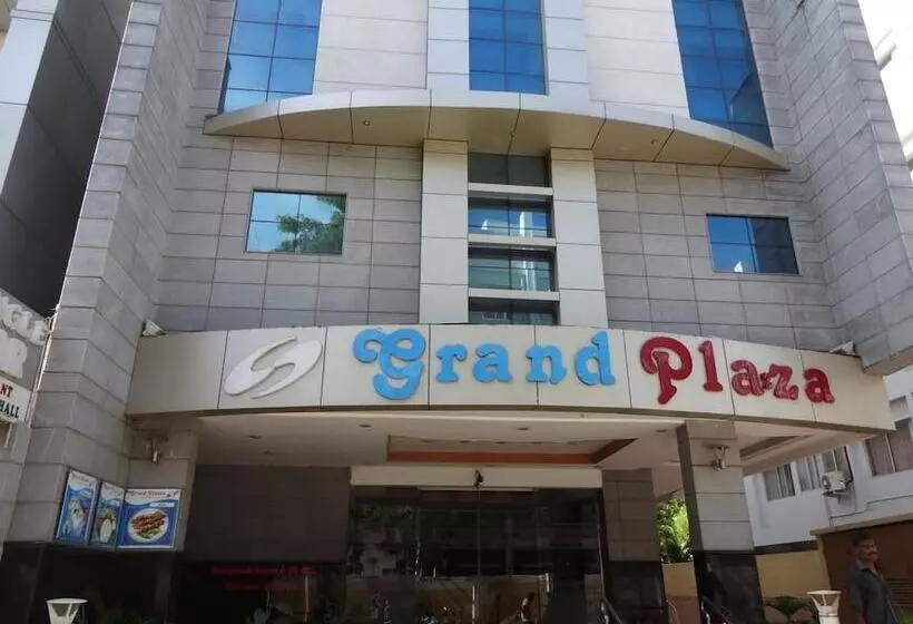 Hotel Capital O Grand Plaza