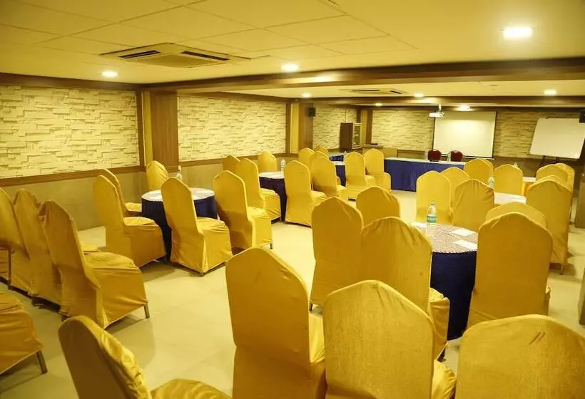 Hotel Capital O Grand Plaza