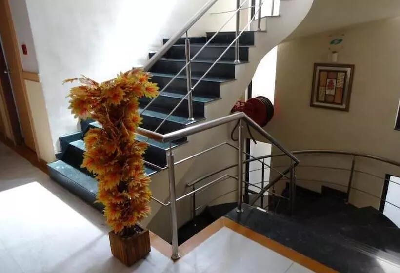 Hotel Capital O Grand Plaza