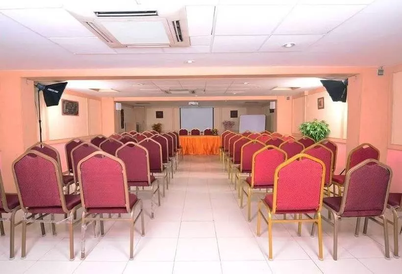 Hotel Capital O Grand Plaza