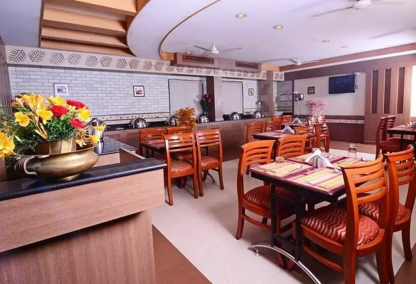 Hotel Capital O Grand Plaza