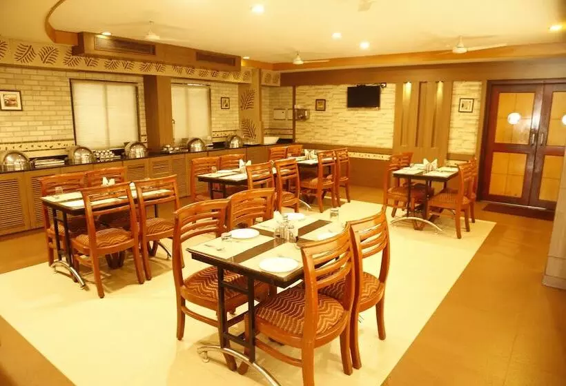 Hotel Capital O Grand Plaza