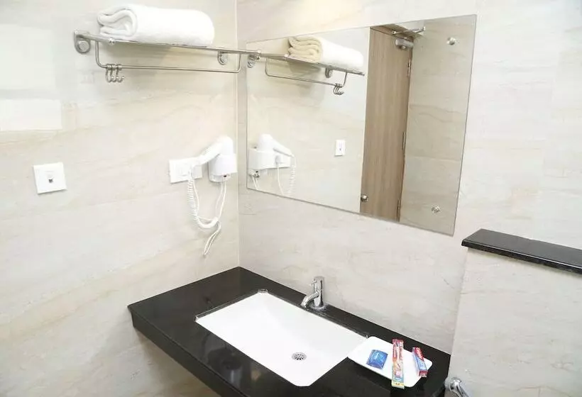 Hotel Capital O Grand Plaza