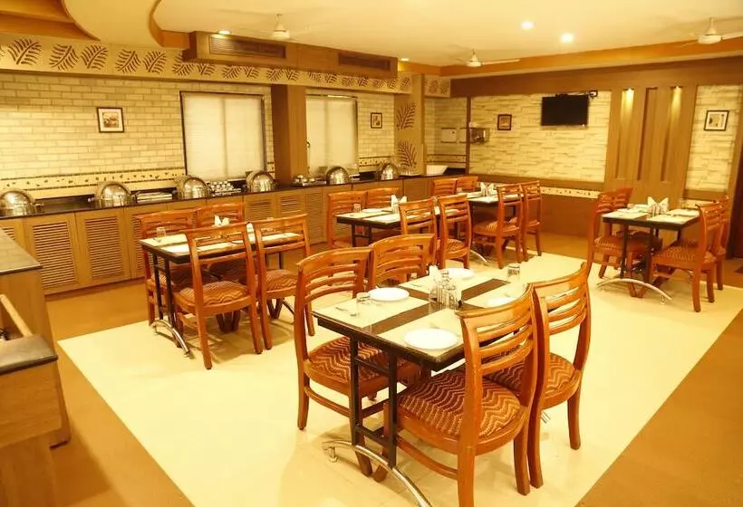 Hotel Capital O Grand Plaza