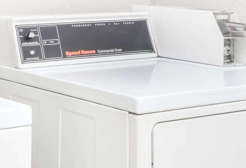 בית מלון כפרי Days Inn & Suites By Wyndham Winnie