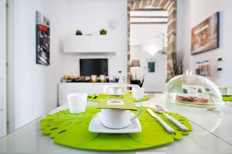 تختخواب و صبحانه White