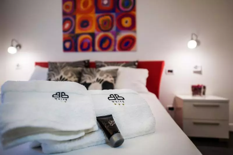 تختخواب و صبحانه White