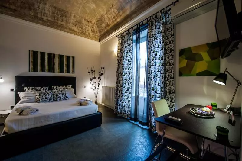 تختخواب و صبحانه White