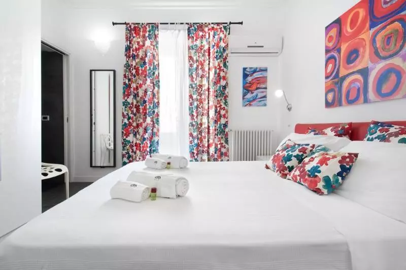 تختخواب و صبحانه White