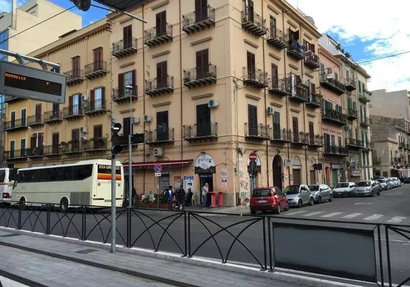 تختخواب و صبحانه White