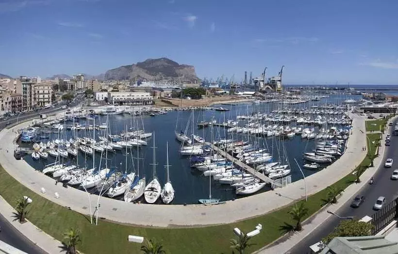 تختخواب و صبحانه White