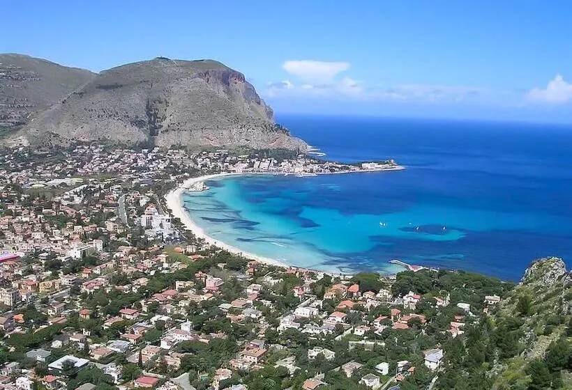 تختخواب و صبحانه White