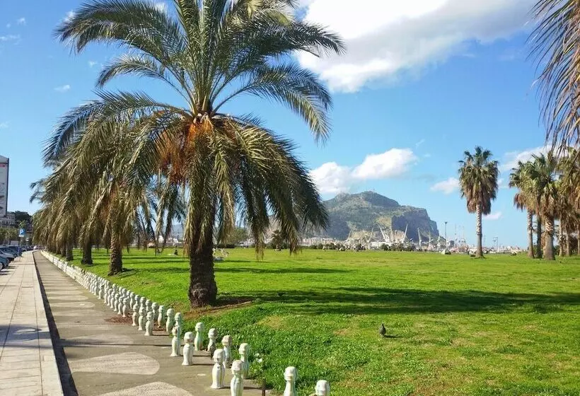 تختخواب و صبحانه White