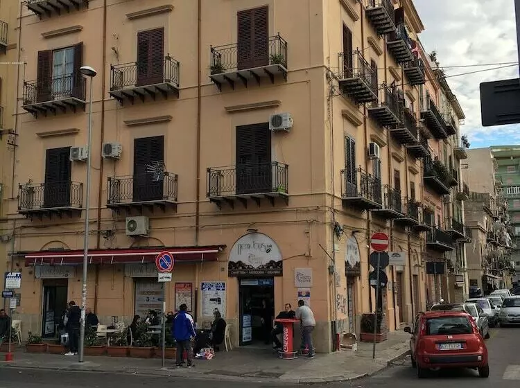 تختخواب و صبحانه White