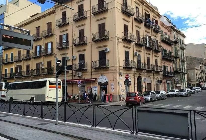 تختخواب و صبحانه White